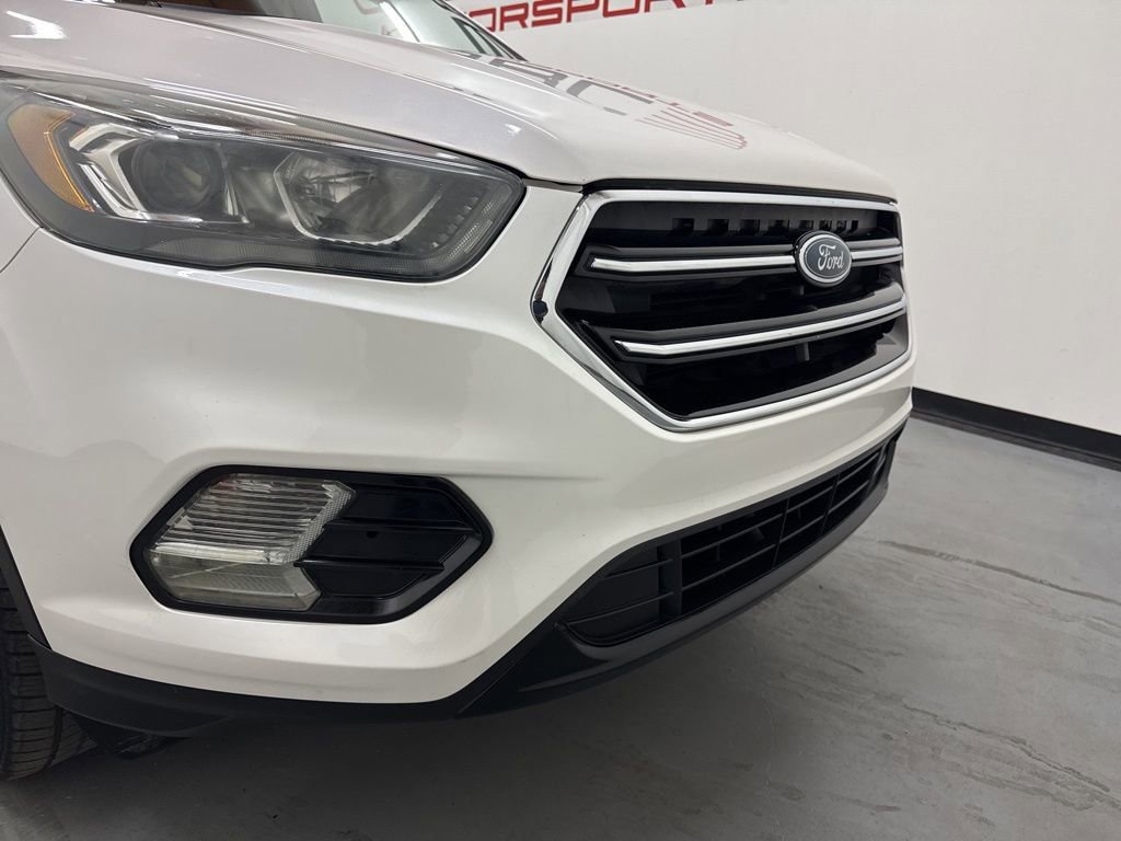 Used 2017 Ford Escape SE w/ SE Sport Appearance Package image 2