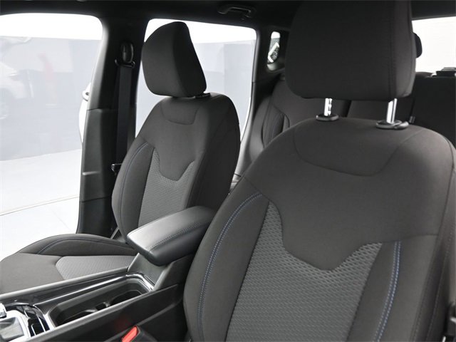 Used 2025 Jeep Compass Sport image 22