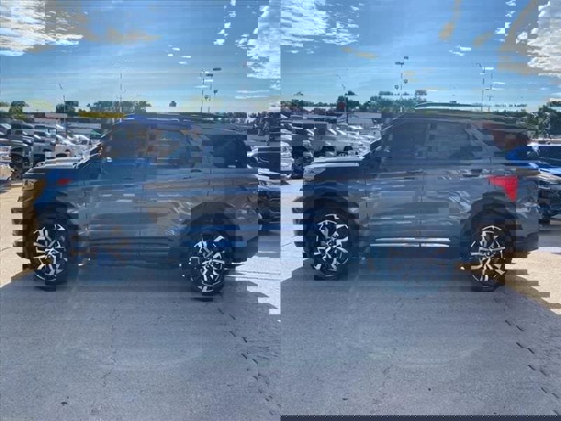 Used 2020 Ford Explorer XLT w/ Equipment Group 202A image 3