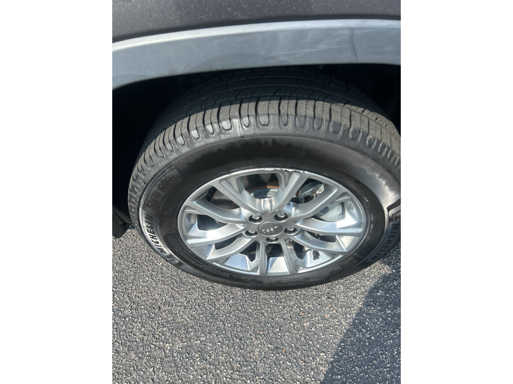 Used 2022 Jeep Cherokee Latitude Lux w/ Sun & Sound Group AWD/4WD image 3