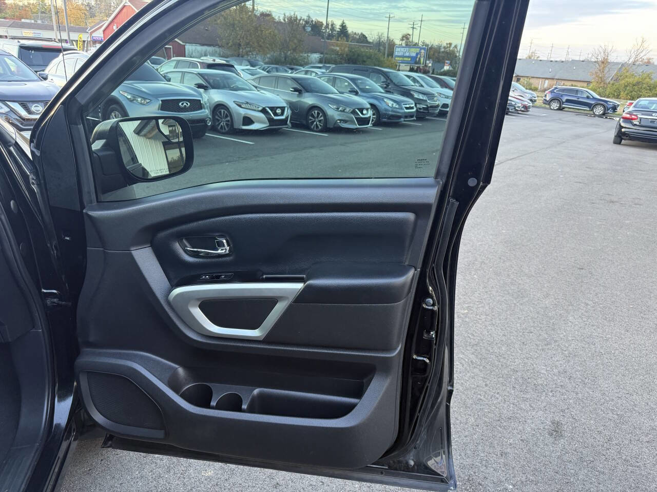 Used 2018 Nissan Titan SV w/ SV Convenience Package RWD image 13