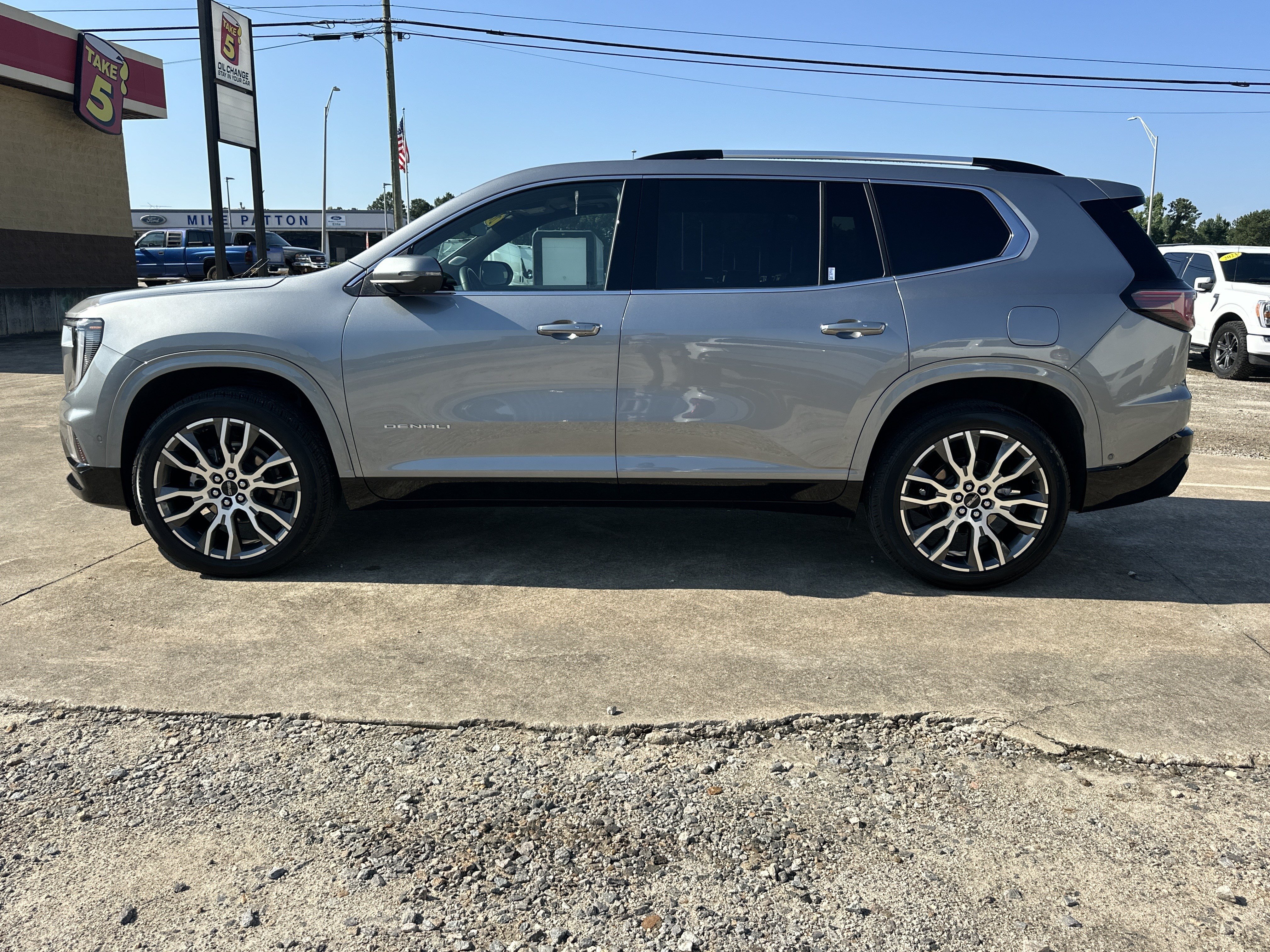 Certified 2026 GMC Acadia Denali Ultimate w/ LPO, All-Weather Package AWD/4WD image 9