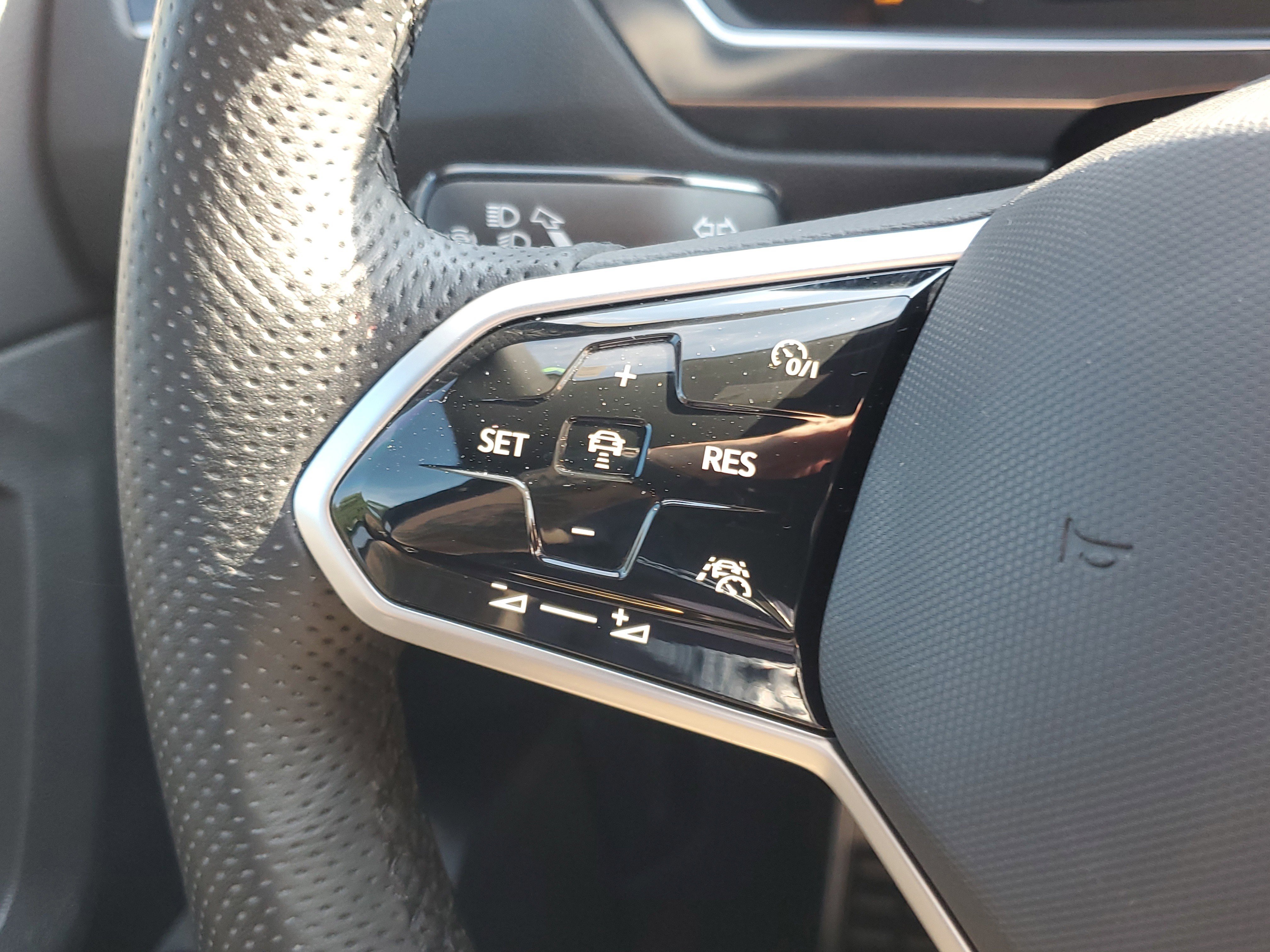 Used 2022 Volkswagen Tiguan SEL R-Line image 30