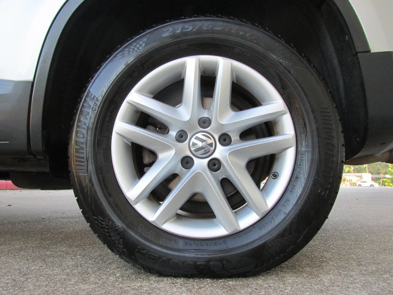 Used 2011 Volkswagen Tiguan S image 27