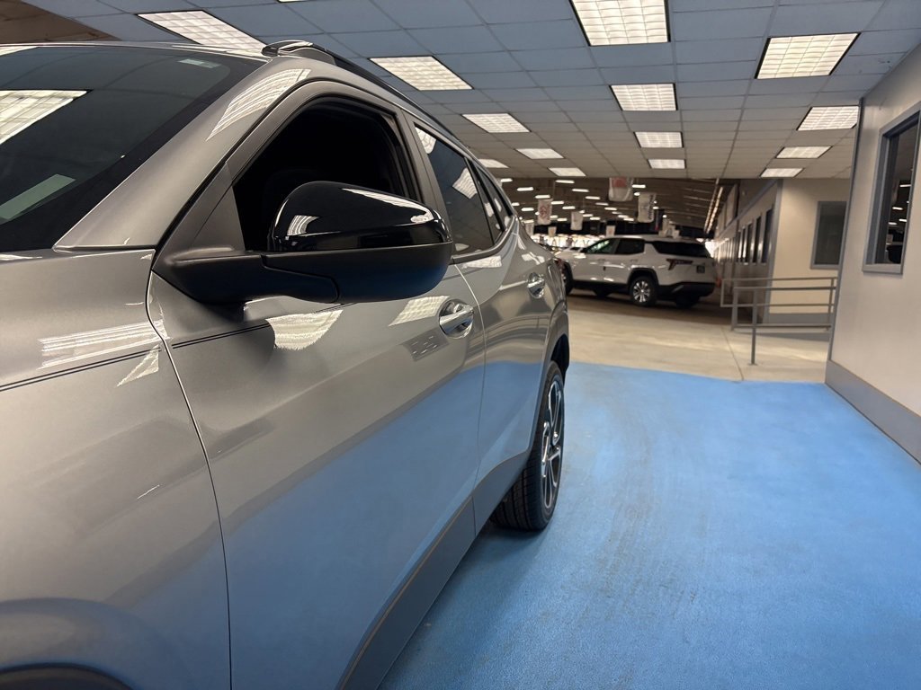 Certified 2025 Chevrolet Trax RS w/ Sunroof Package image 18