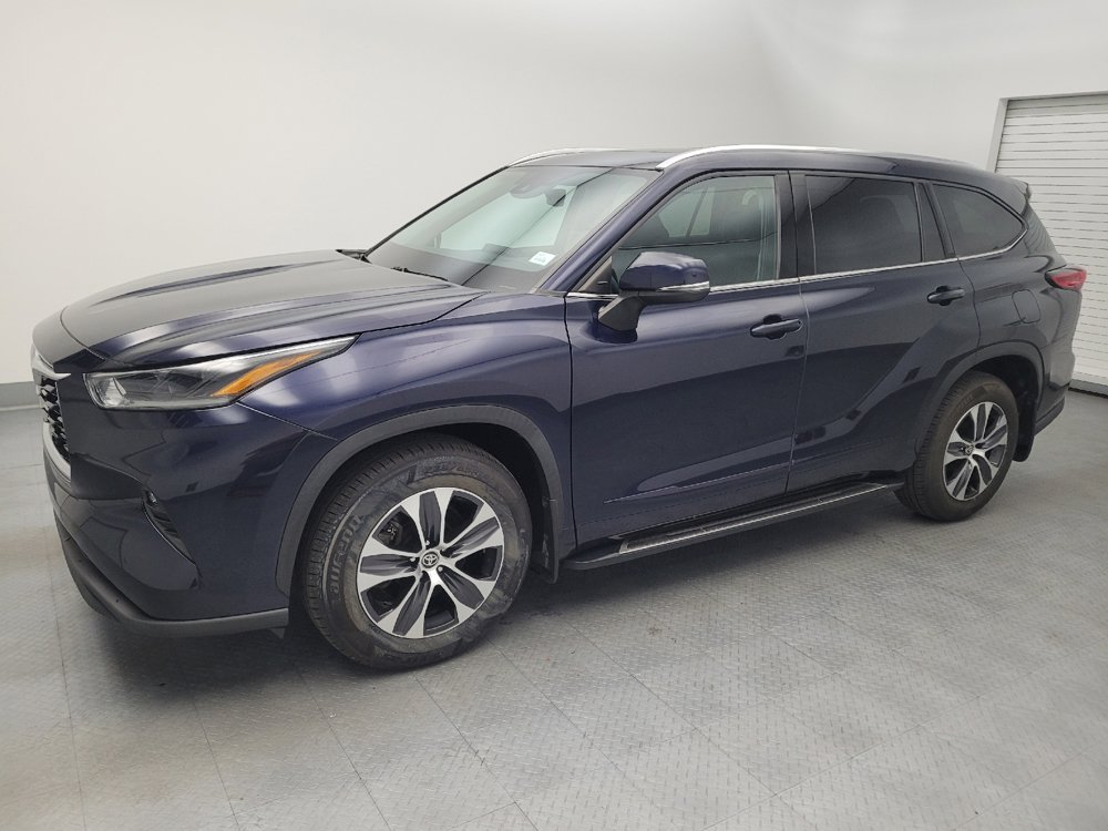Used 2021 Toyota Highlander XLE AWD/4WD image 2