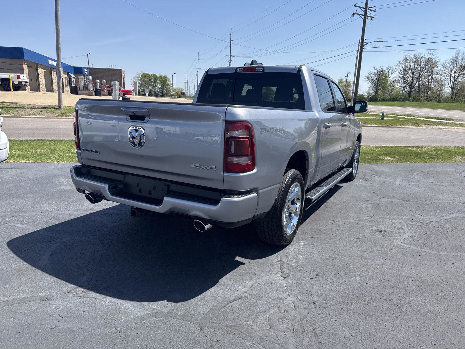Used 2022 RAM 1500 Big Horn AWD/4WD image 3
