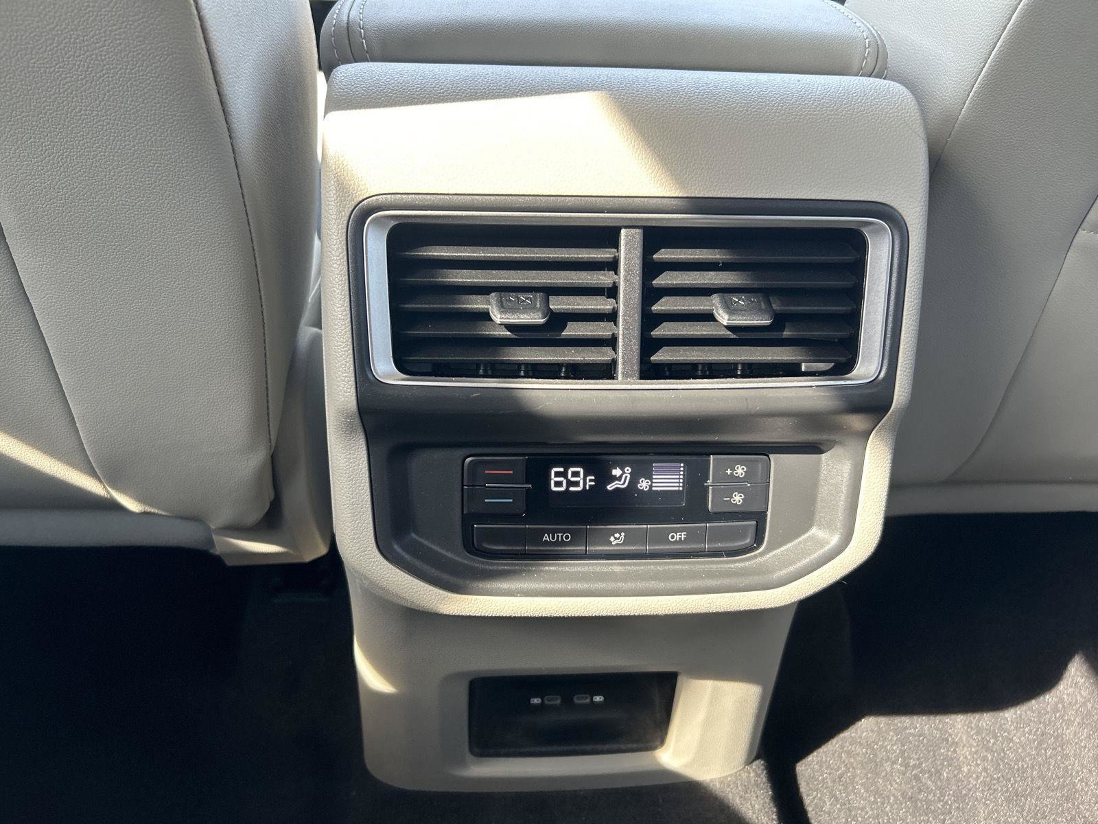 Used 2024 Volkswagen Atlas SE AWD/4WD image 7