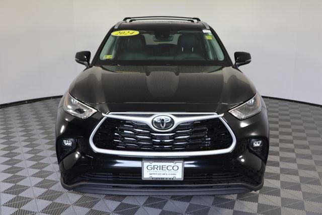 Used 2024 Toyota Highlander XLE AWD/4WD image 3