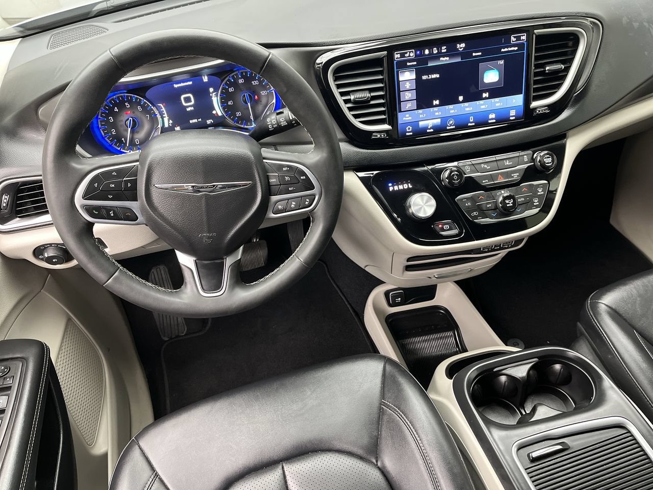 Used 2024 Chrysler Pacifica Touring-L FWD image 13