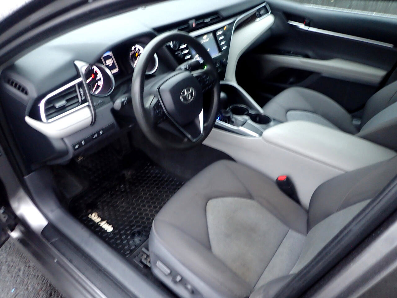 Used 2018 Toyota Camry LE FWD image 9