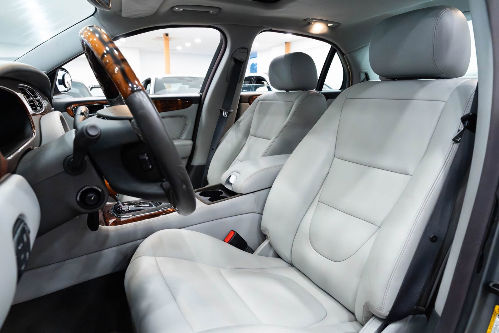 Used 2005 Jaguar XJ8 image 19