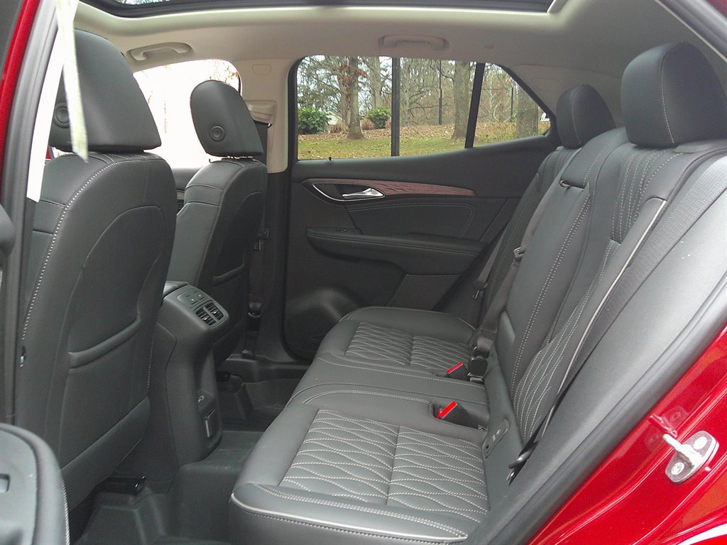 Used 2023 Buick Envision Avenir image 29