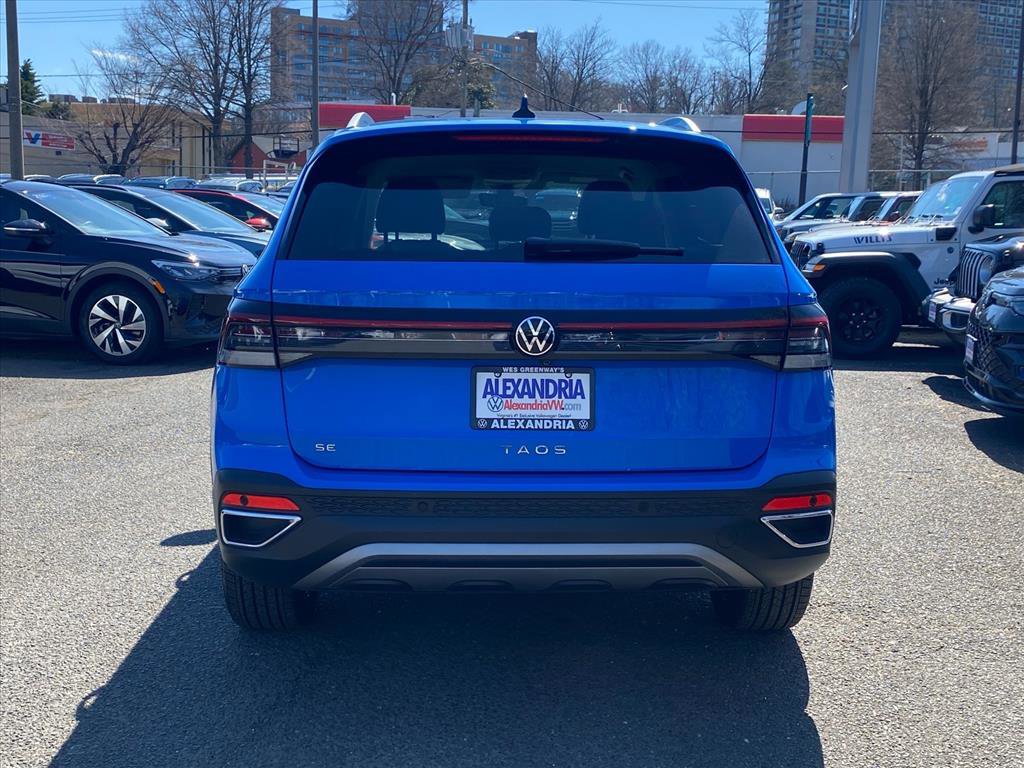 Used 2025 Volkswagen Taos SE image 2
