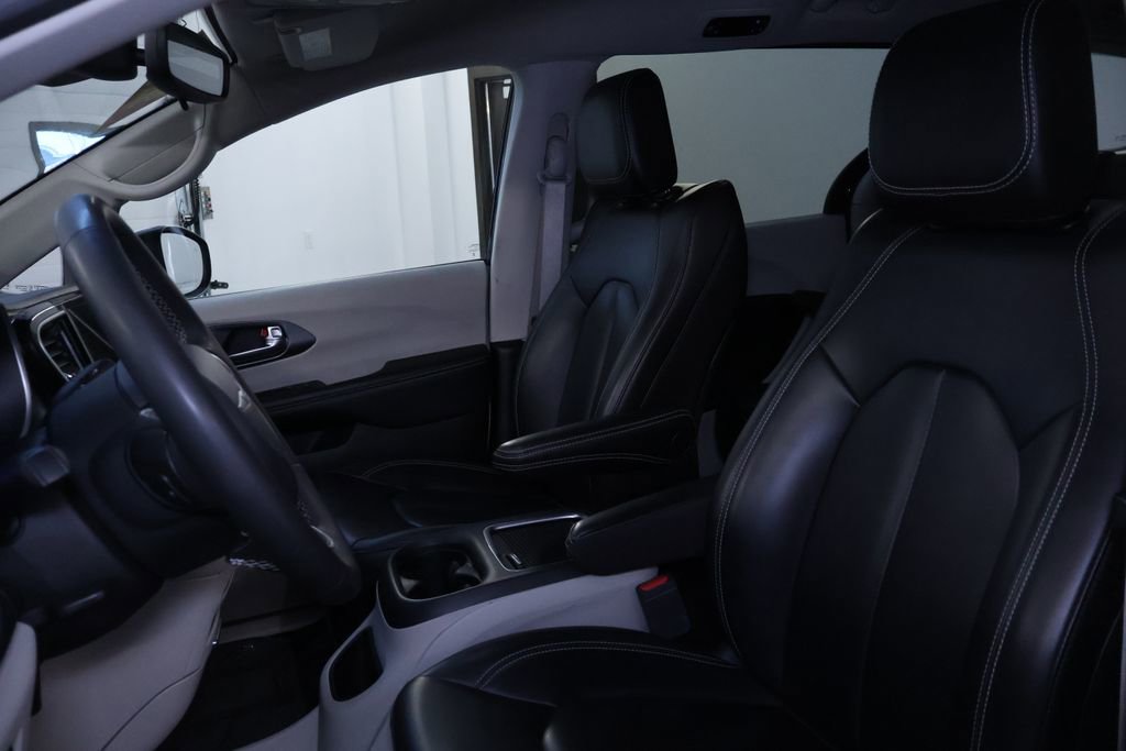 Used 2023 Chrysler Pacifica Touring-L image 15