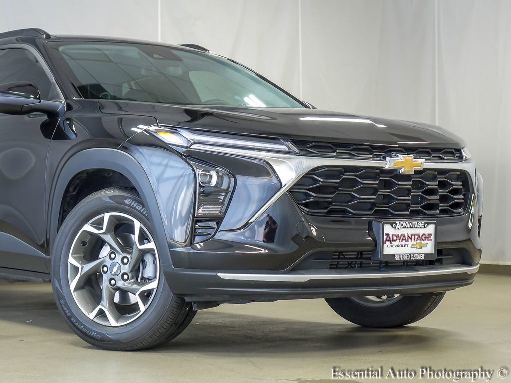 Used 2025 Chevrolet Trax LT w/ Driver Confidence Package FWD image 3