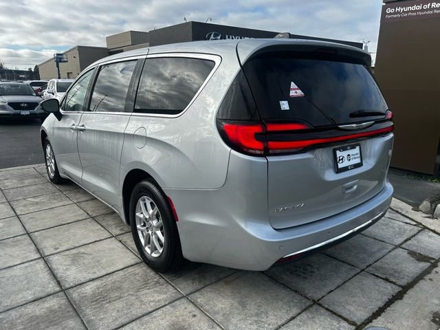 Used 2024 Chrysler Pacifica Touring-L image 5