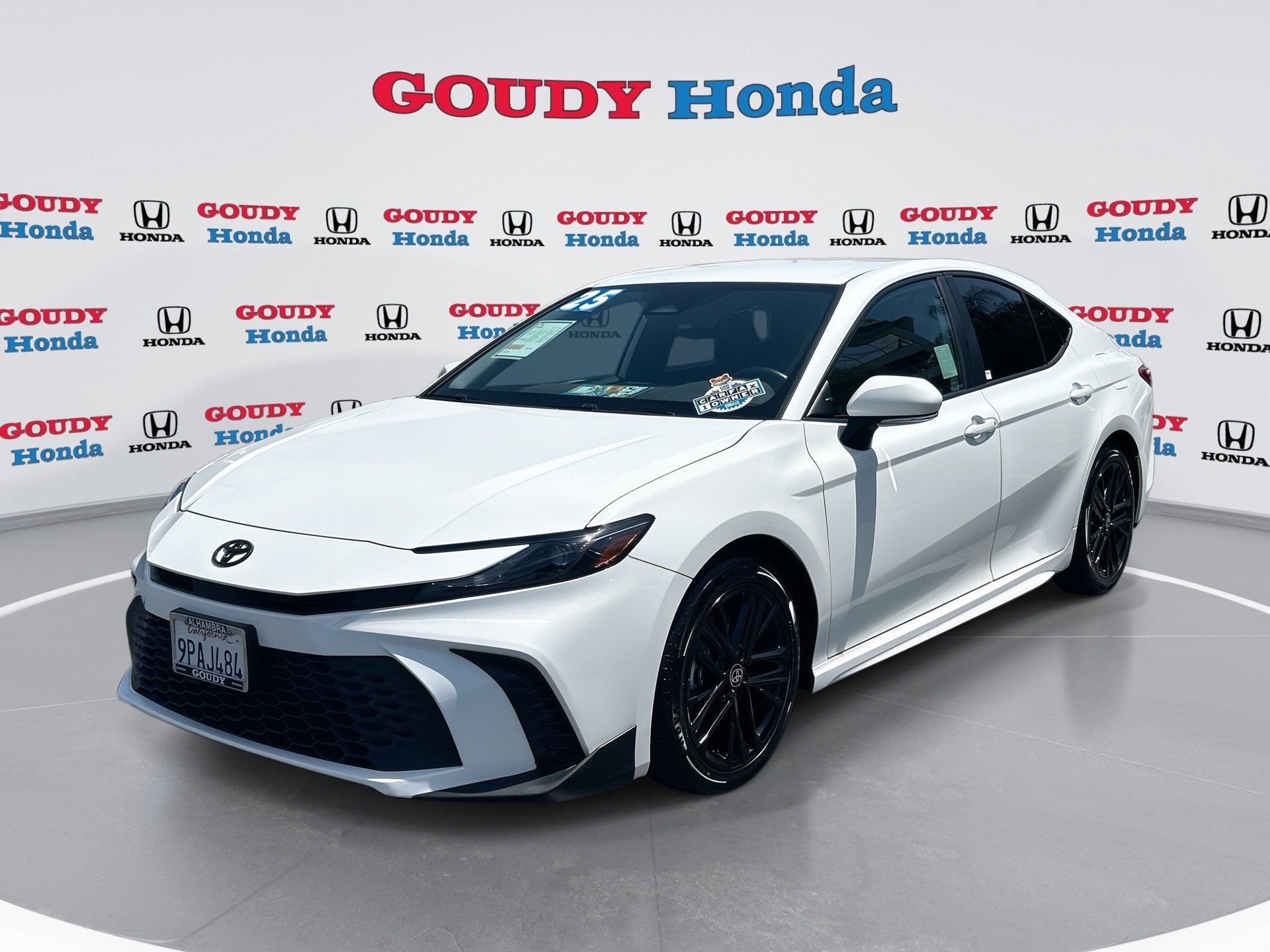 Used 2025 Toyota Camry SE w/ Convenience Package