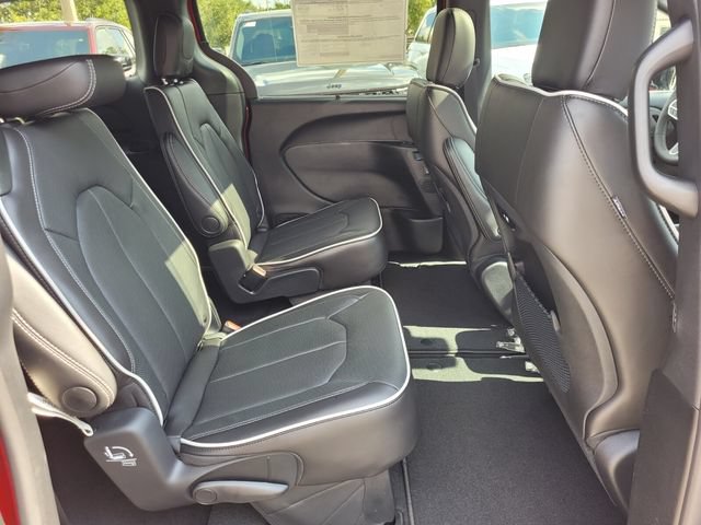 New 2026 Chrysler Pacifica Limited FWD image 16