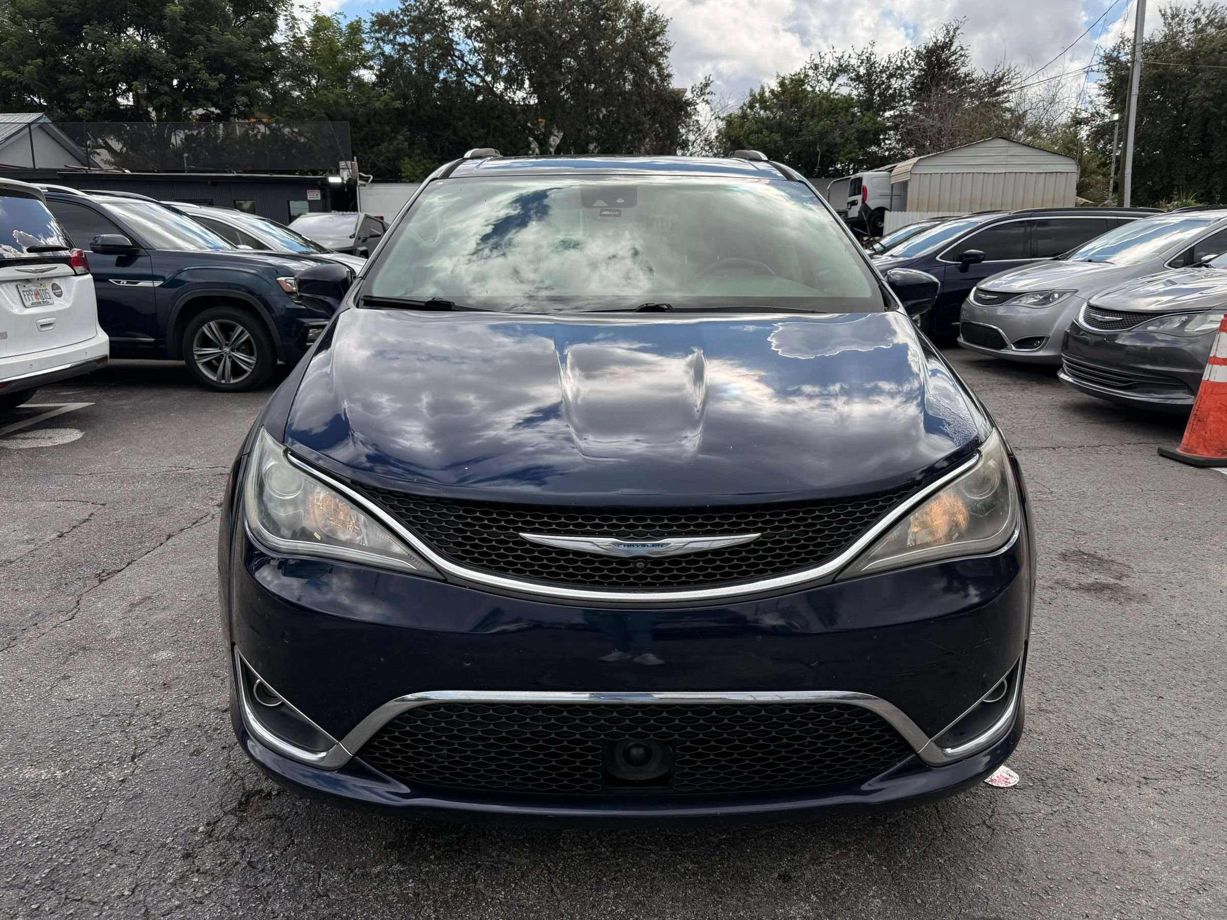 Used 2017 Chrysler Pacifica Touring-L Plus w/ Advanced Safetytec Group FWD image 2