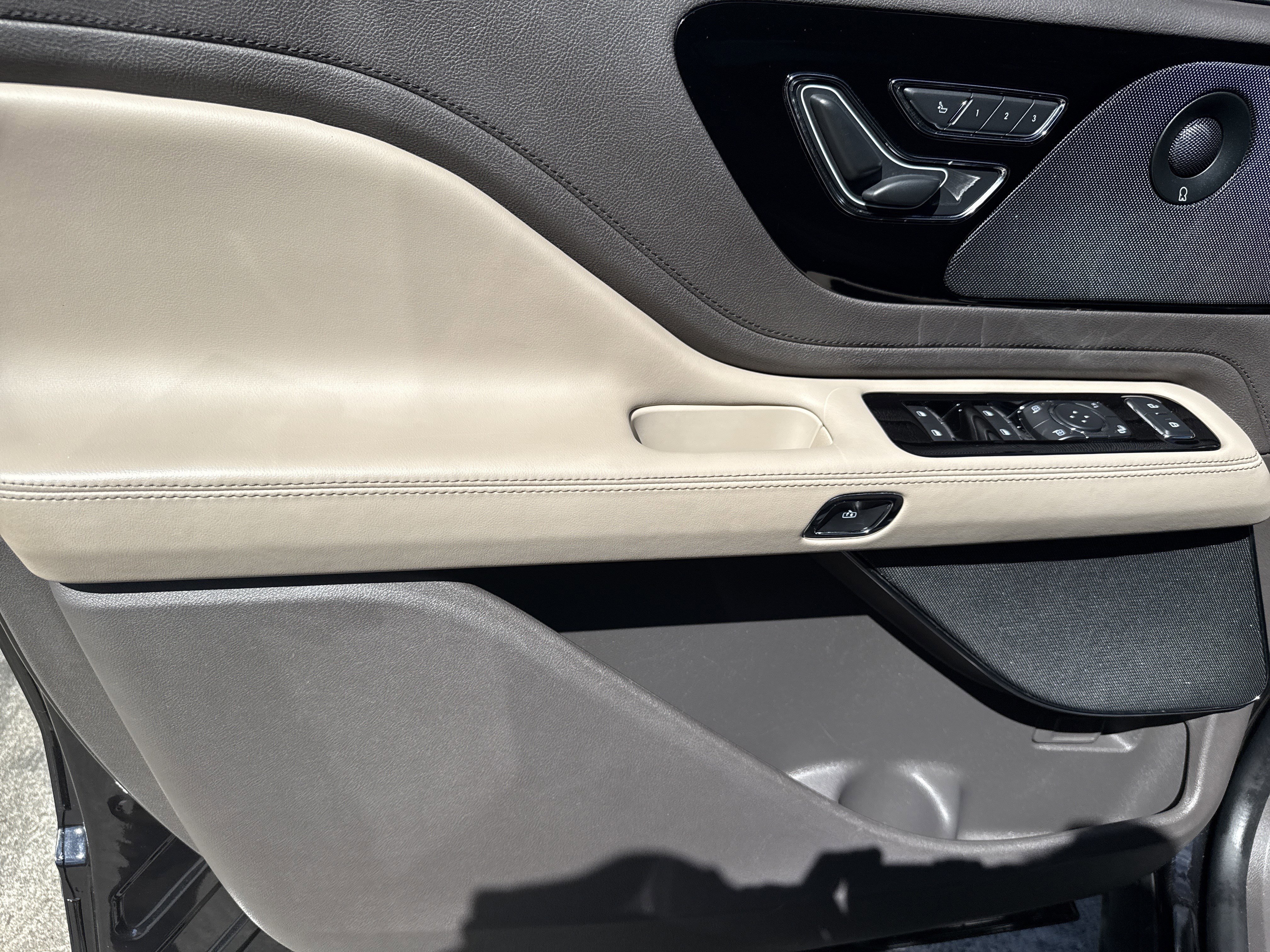 Used 2022 Lincoln Aviator Reserve w/ Equipment Group 201A image 10