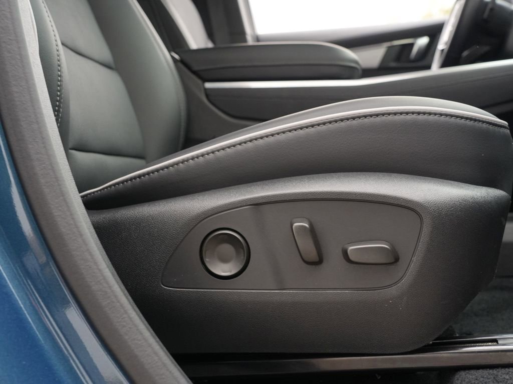 Used 2025 Buick Enclave Preferred AWD/4WD image 30