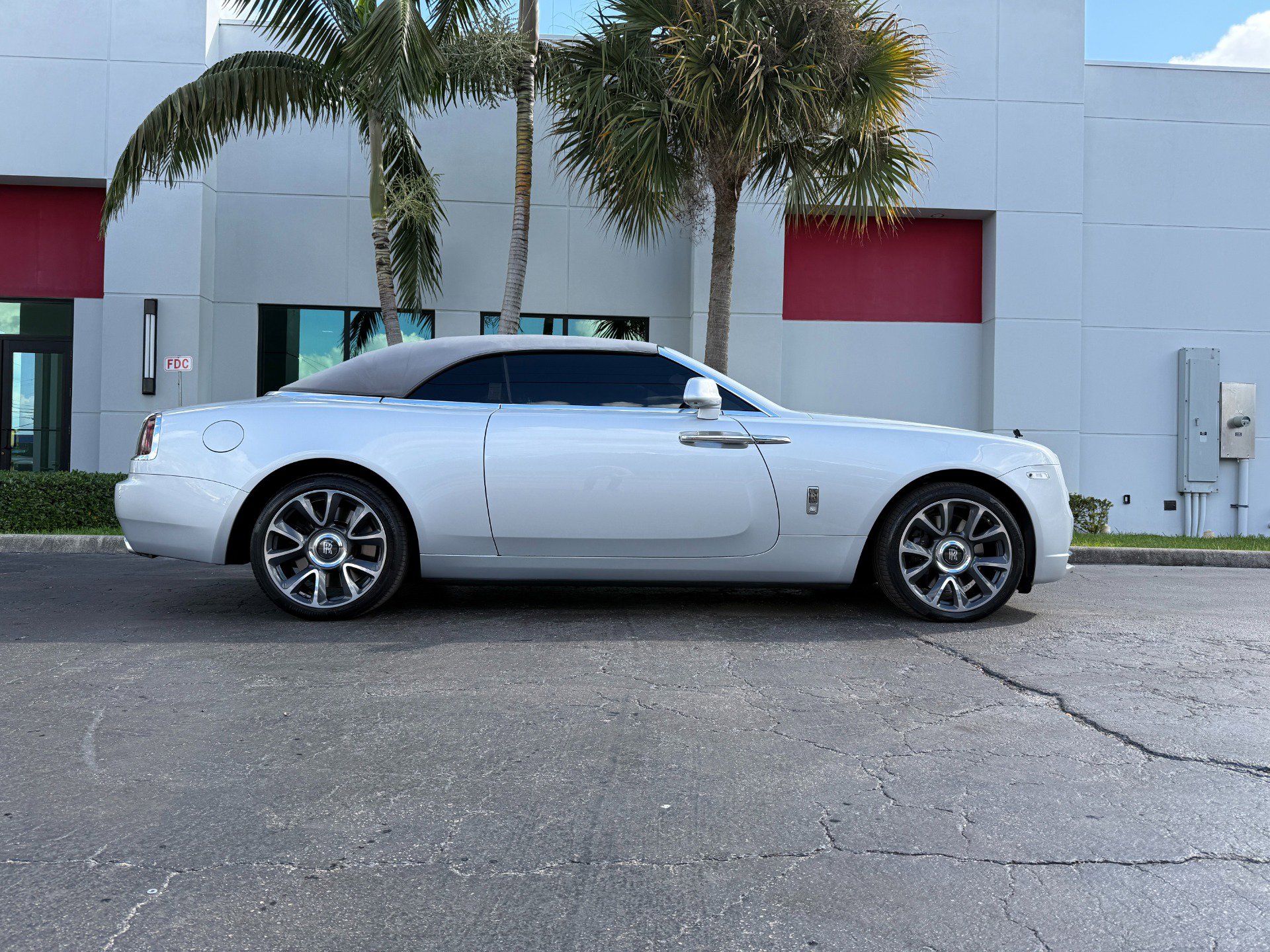 Used 2017 Rolls-Royce Dawn image 2