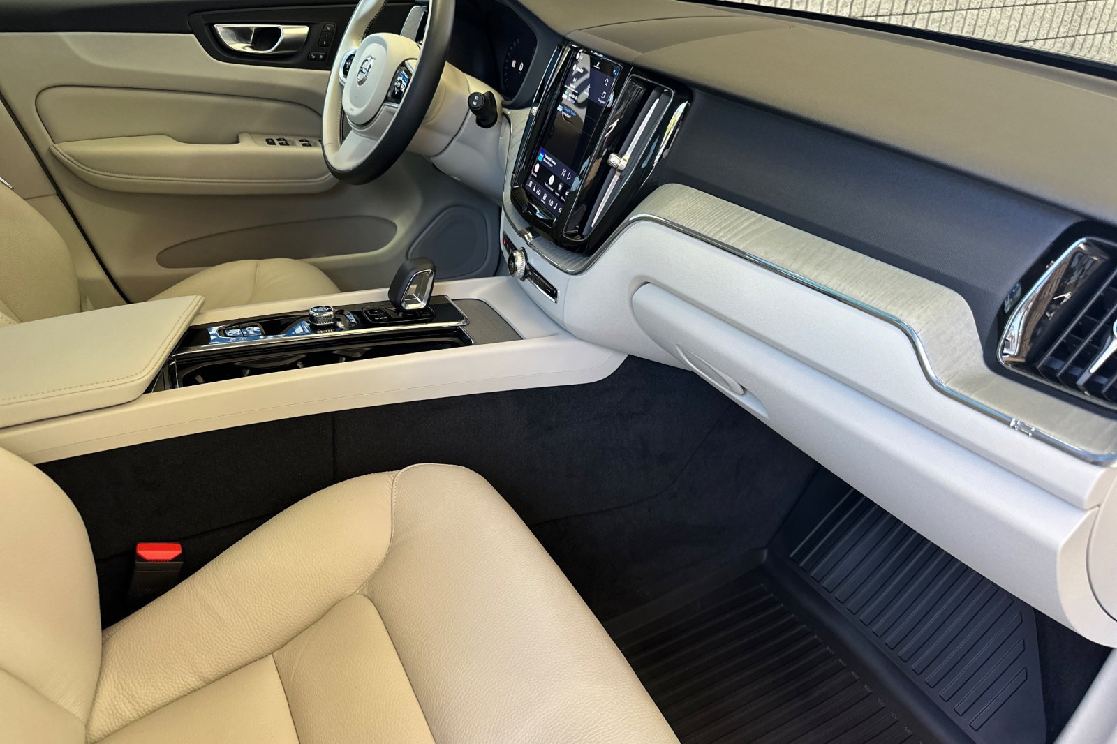 Certified 2024 Volvo XC60 T8 Plus w/ Protection Package Premier AWD/4WD image 18