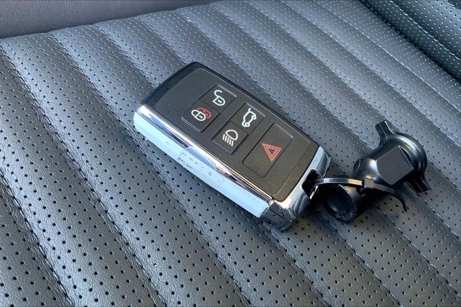 Used 2025 Land Rover Discovery Dynamic SE AWD/4WD image 13