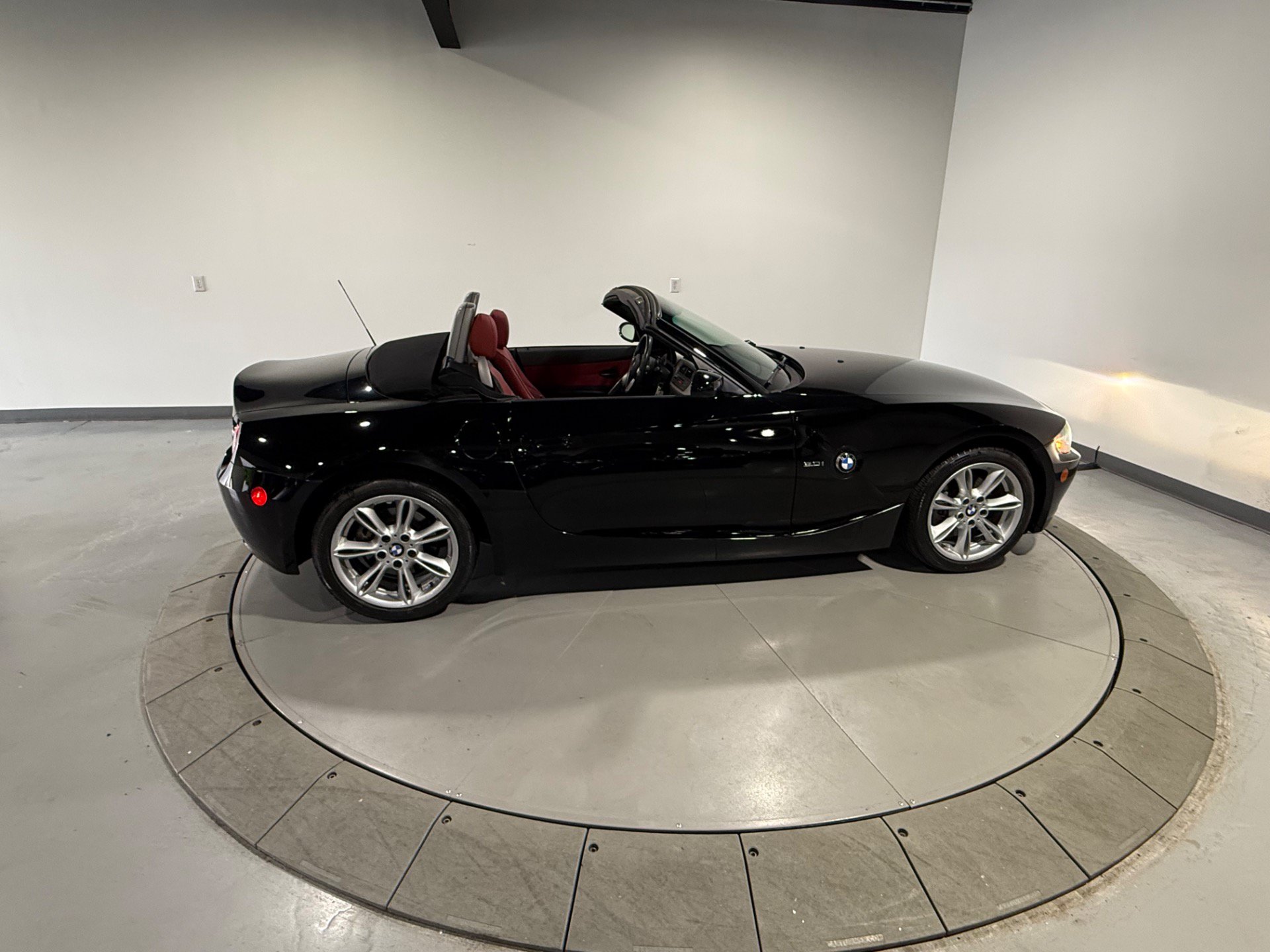 Used 2005 BMW Z4 3.0i RWD image 8