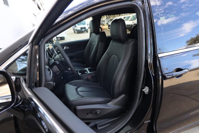 Used 2026 Chrysler Pacifica Select image 14