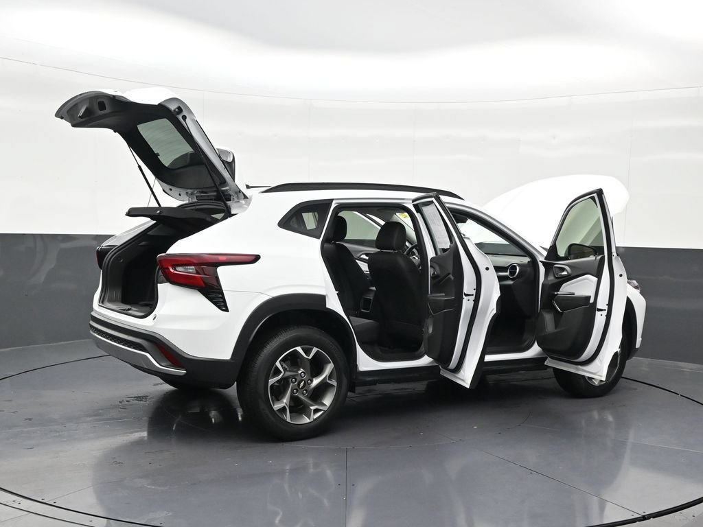 Used 2025 Chevrolet Trax LT FWD image 31