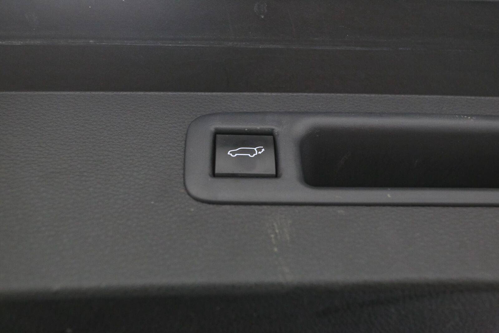 Used 2023 Toyota Highlander XLE AWD/4WD image 14