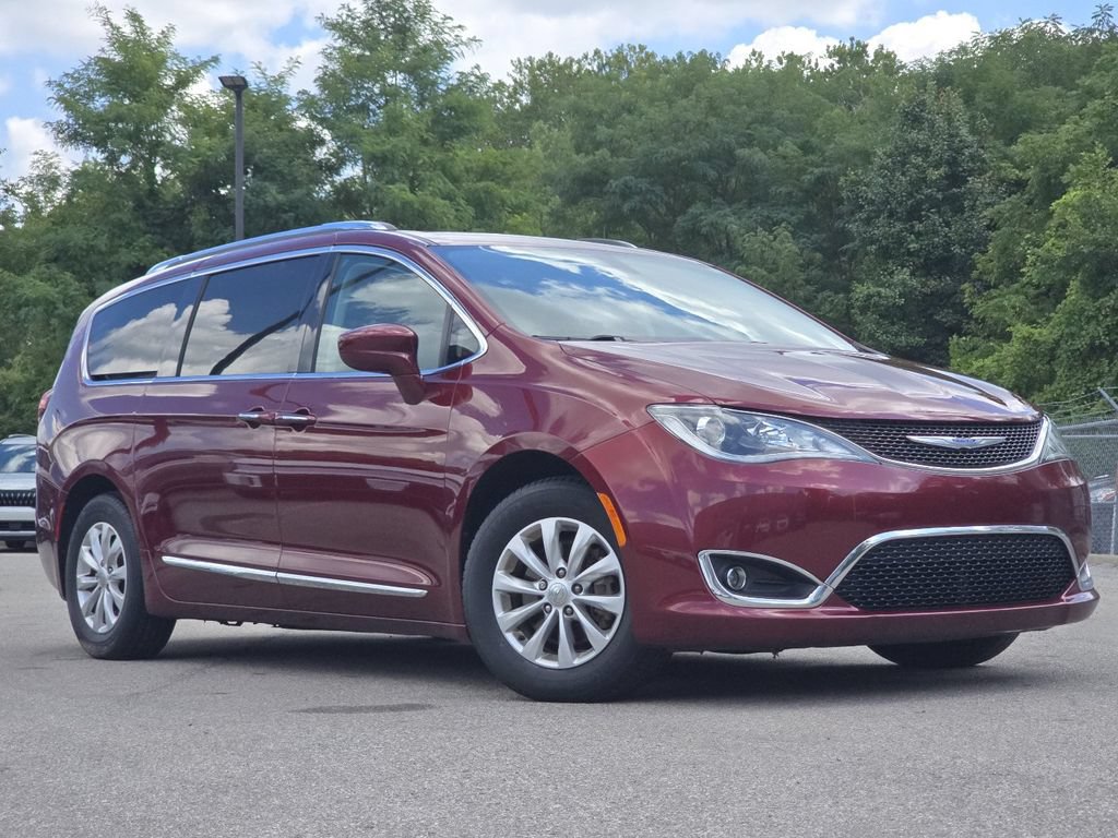 Used 2018 Chrysler Pacifica Touring-L Plus FWD image 2