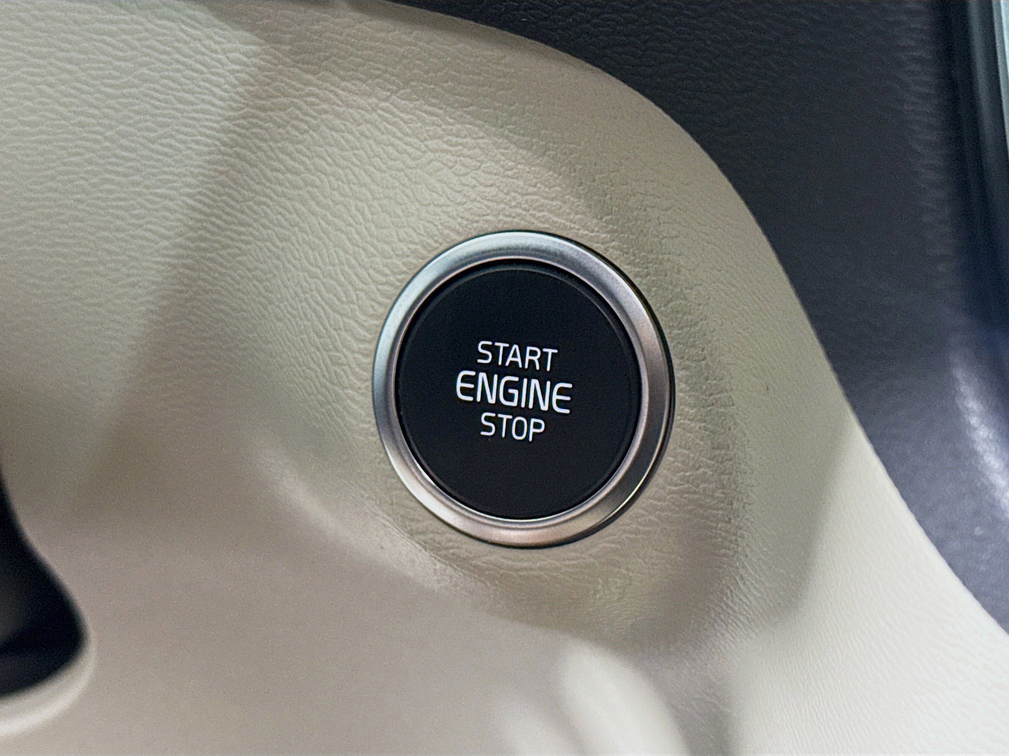 Used 2024 Volvo XC40 B5 Plus image 21