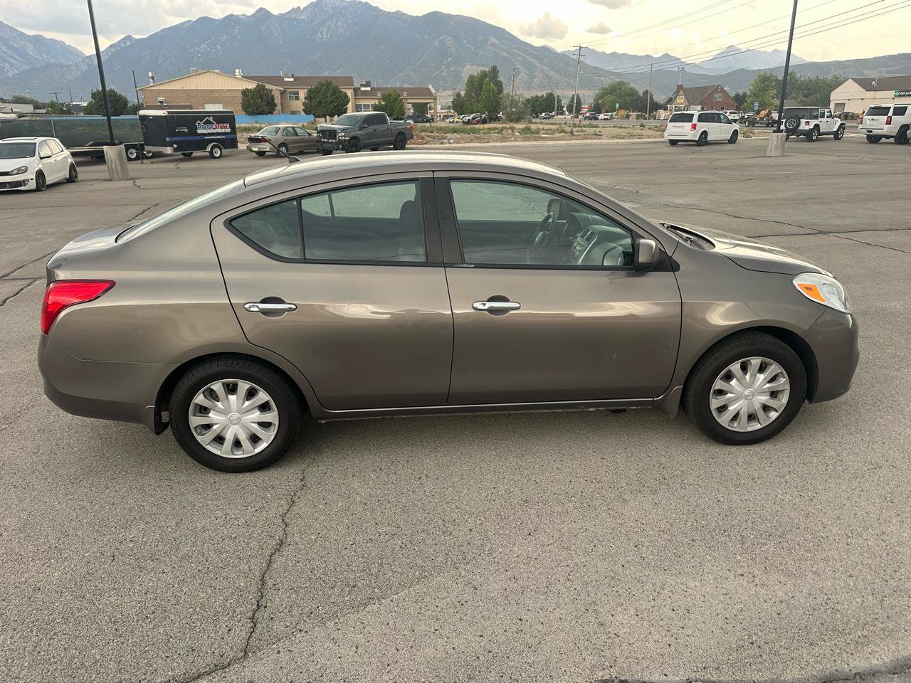 Used 2012 Nissan Versa SV FWD image 2
