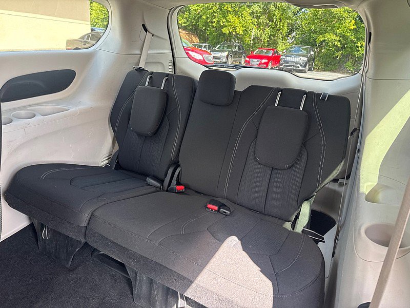 Used 2022 Chrysler Voyager LX image 12