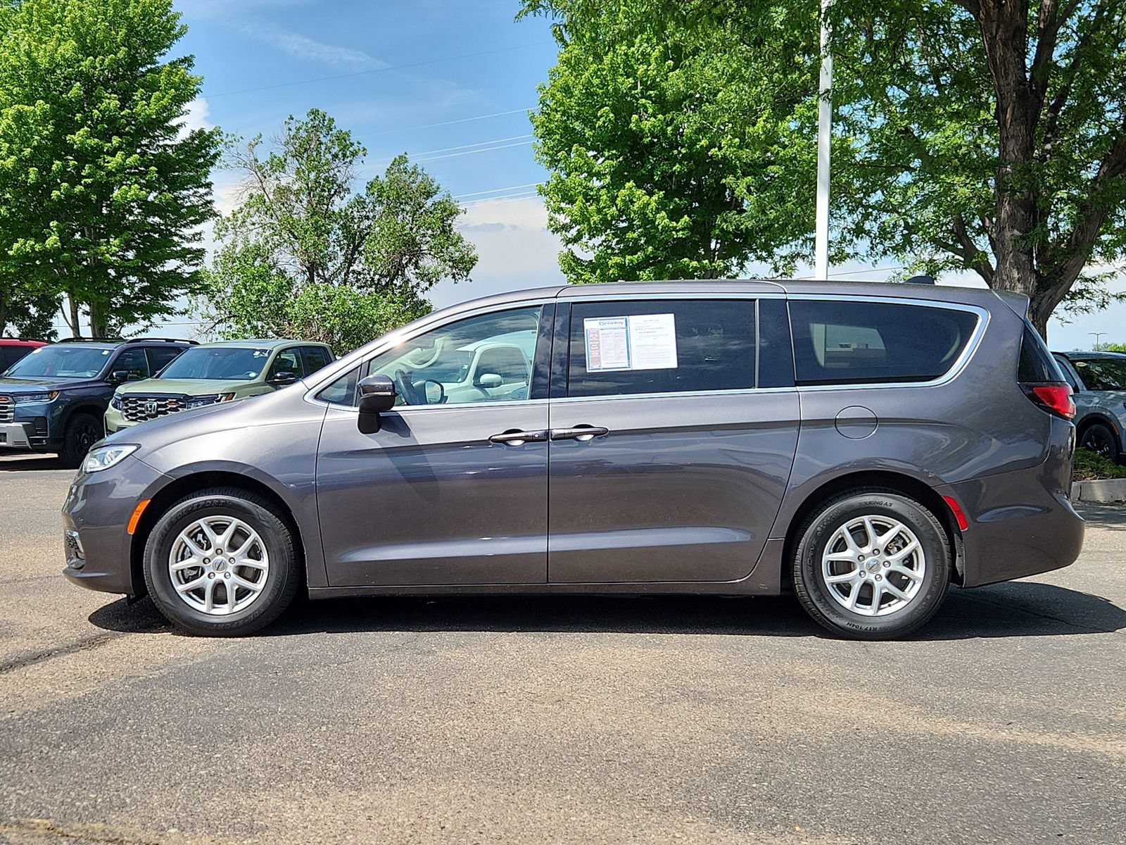Used 2023 Chrysler Pacifica Touring-L FWD image 2