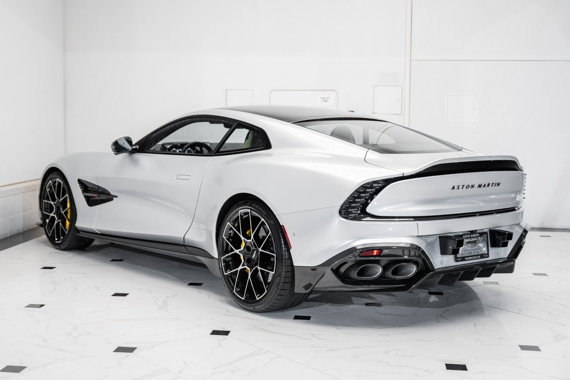 Used 2025 Aston Martin Vanquish image 2