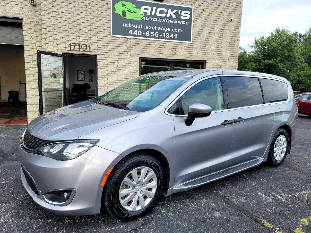 Used 2020 Chrysler Voyager L image 1
