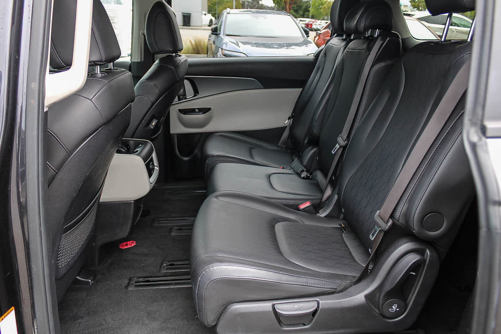 Used 2023 Kia Carnival LX FWD image 18