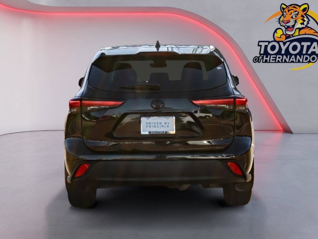 Used 2023 Toyota Highlander LE image 5