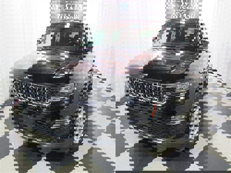 Used 2023 Jeep Grand Cherokee Limited image 1