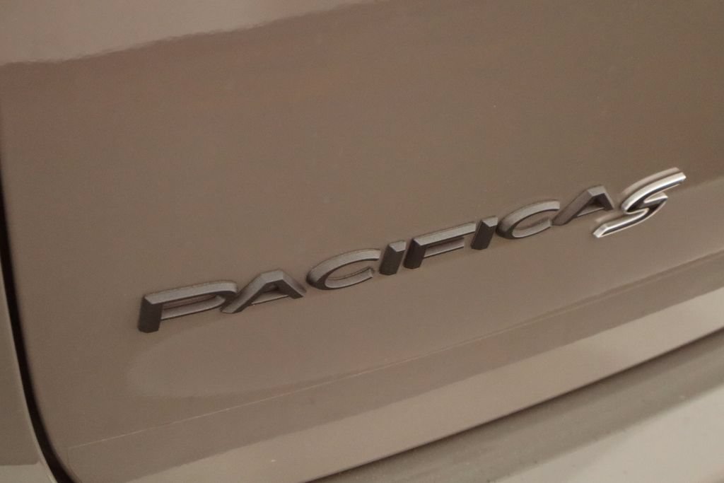 Used 2022 Chrysler Pacifica Limited w/ Uconnect Theater Family Group FWD image 37