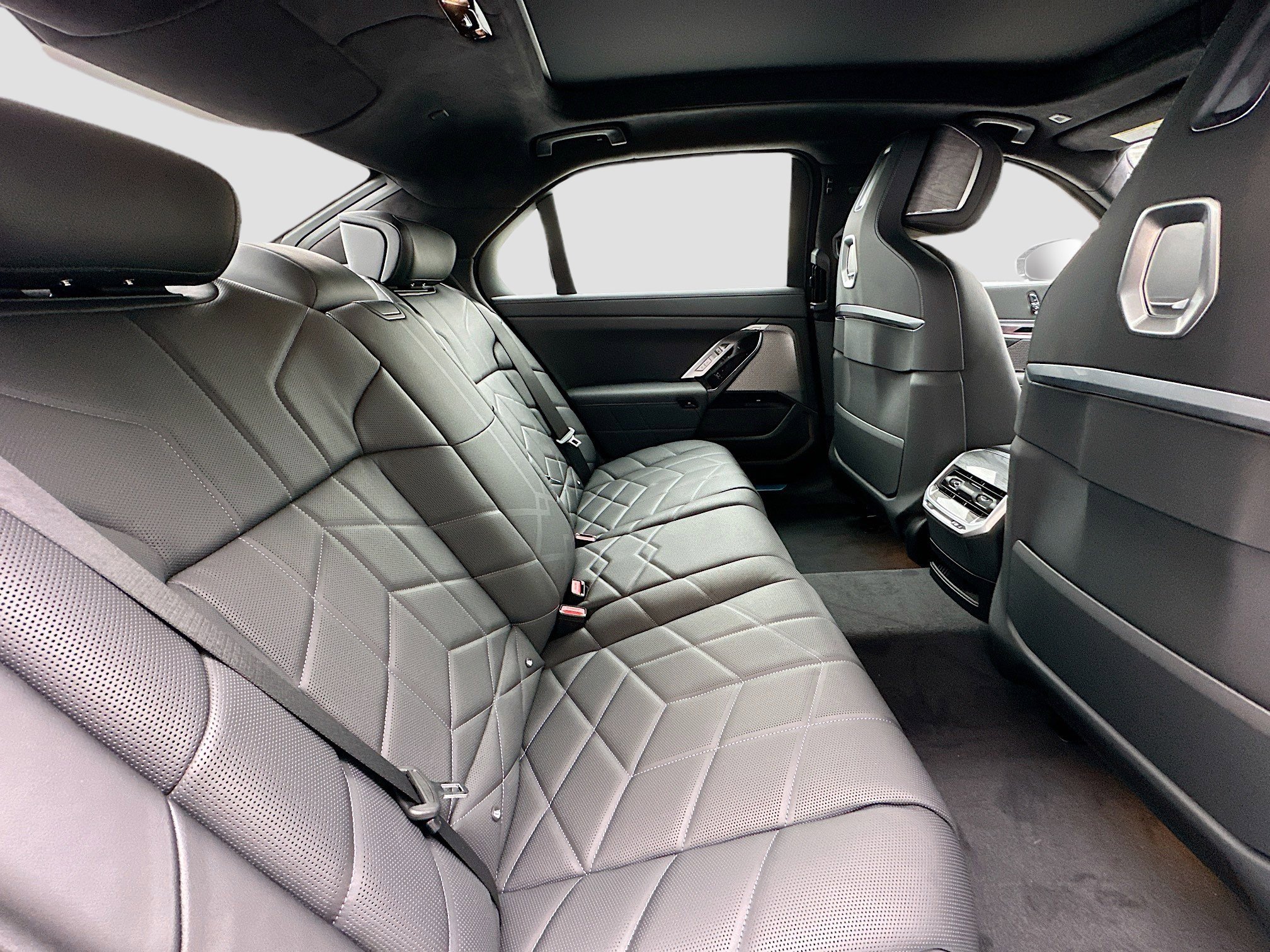 New 2025 BMW i7 eDrive50 w/ Executive Package image 24