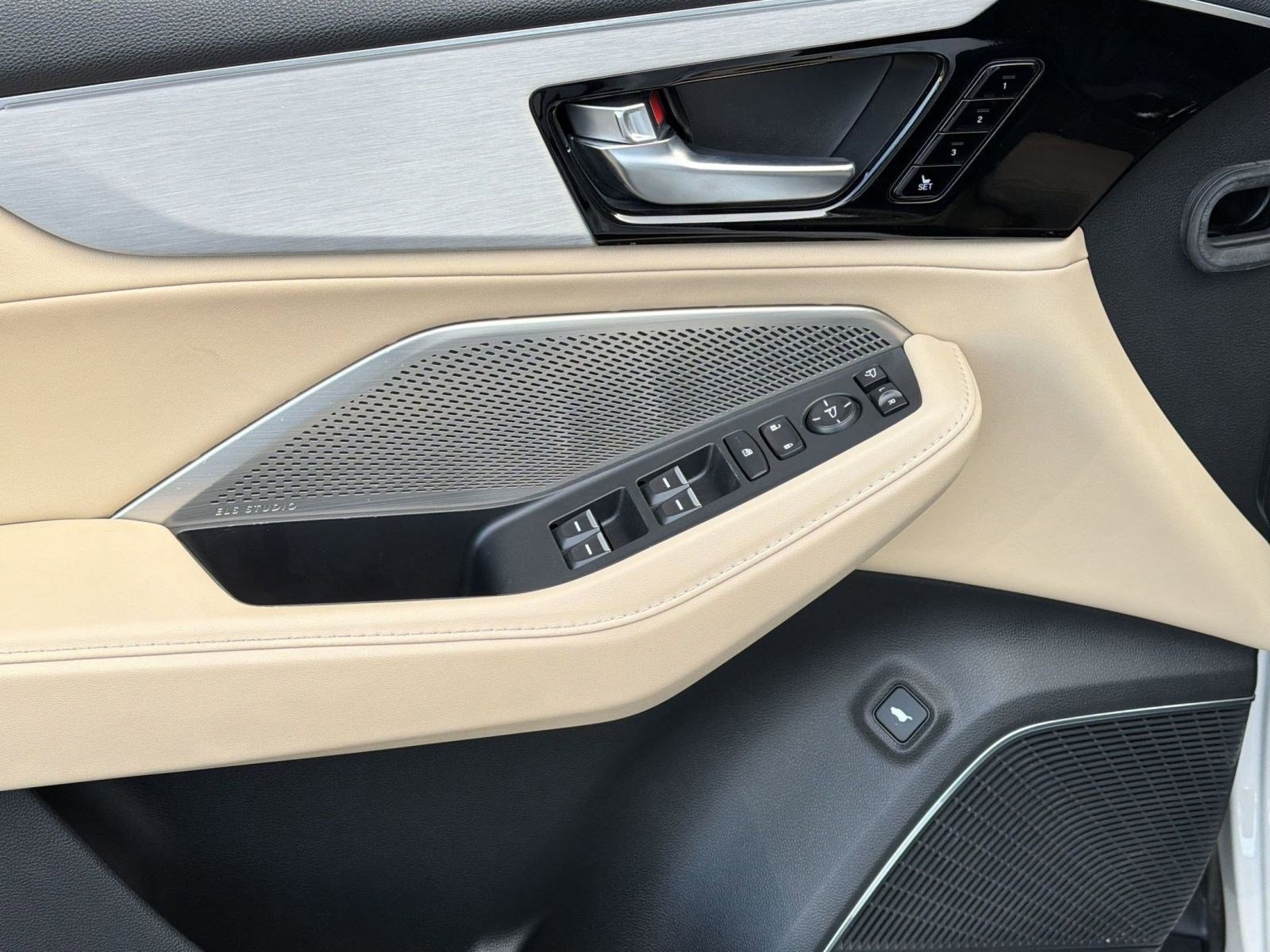 Used 2023 Acura MDX SH-AWD w/ Technology Package image 13