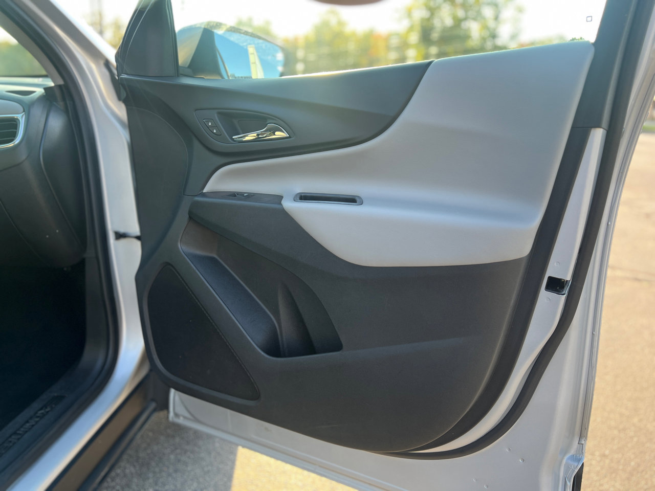 Used 2020 Chevrolet Equinox LT w/ Driver Convenience Package image 38