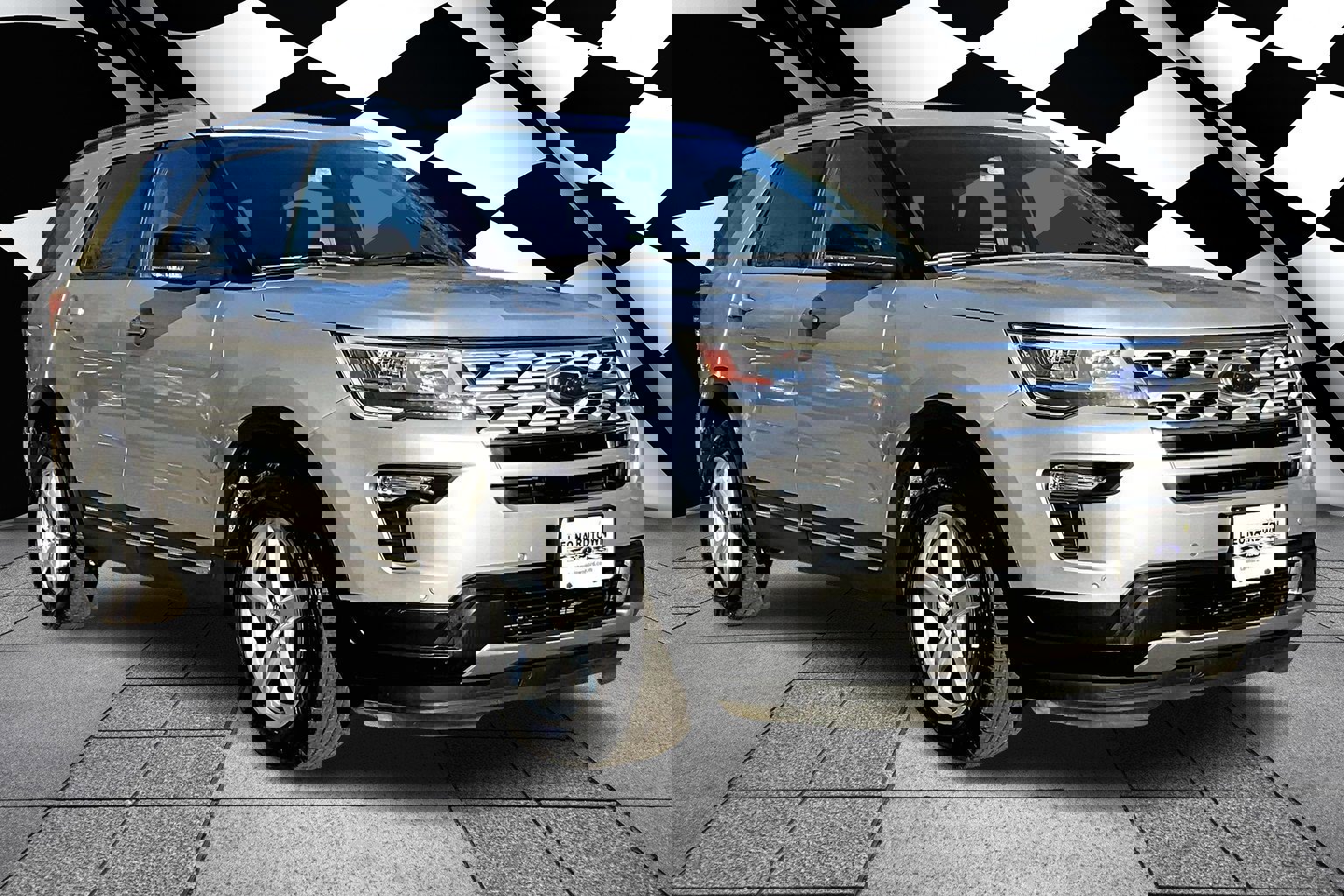 Used 2018 Ford Explorer XLT w/ Equipment Group 202A image 10