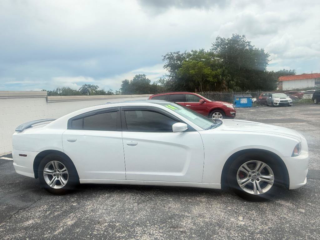 Used 2014 Dodge Charger SXT RWD image 3