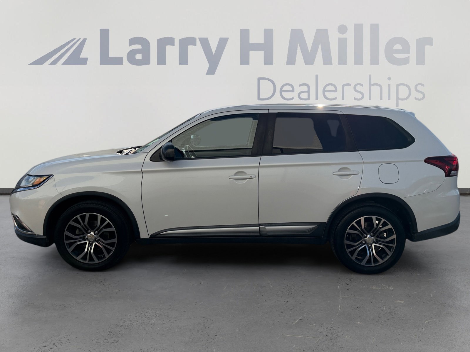 Used 2016 Mitsubishi Outlander ES AWD/4WD image 2
